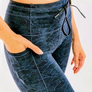 Zyia Active 7/8 Ankle Luxe Leggings. Navy Blue Terrace print.